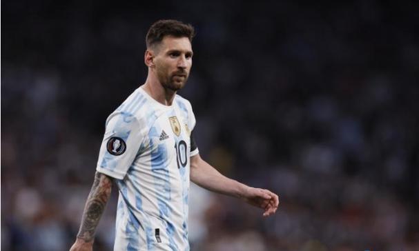 周慧敏原生态样貌无人夸更无奈，年纪虽比关咏荷小却状态远逊一筹，关咏荷61岁依然年轻光滑，精神状态反差强烈引发热议